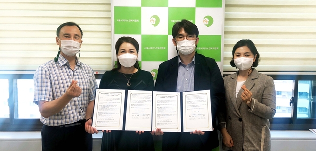 ▲ 영진사이버대학교와 서울시재가노인복지협회는 15일 이 협회 회의실에서 상호협력 협약을 체결했다. 사진은 협약에 나선 이은빈 영진사이버대 교무학생처장과 김인준 서울시재가노인복지협회 회장(왼쪽서 두 번째부터) 등 양 기관 관계자들이 기념촬영에 나선 모습.ⓒ영진사이버대