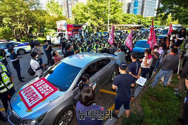 ▲ 정부의 수도권 거리두기 4단계 조치에 반발에 나선 한국유흥음식점중앙회가 15일 오후 서울 여의도 도로일대에서 정부의 강제 집합금지 해제를 촉구하는 차량시위에 경찰이 차량행진를 통제하고 있다. ⓒ강민석 기자