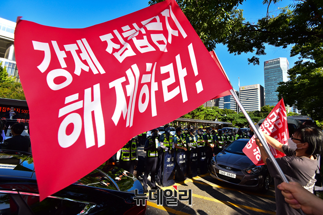 ▲ 15일 오후 서울 여의도 도로 일대에서 한국유흥음식점중앙회가 설치한 깃발이 나부끼고 있다. ⓒ강민석 기자