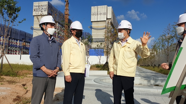 채홍호 대구시 행정부시장(오른쪽)은 15일 오후 4시 제14호 태풍 ‘찬투’에 대비해 대형 건설공사장 현장을 찾아 안전관리 상태를 점검했다.ⓒ대구시