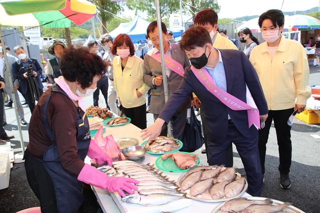 ▲ 권영진 대구시장은 15일 영덕시장 피해현장을 직접 찾아 재해구호기금 1억원과 대구시청 공직자 성금 2100만원을 전달하고 화재 현장을 일일이 확인했다.ⓒ대구시