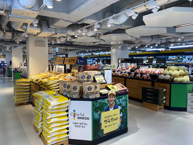 ▲ 대구시와 경북도는 ‘대구경북 한뿌리 공동선언’의 실천과제인 경제공동체 실현의 일환으로 대구 북구 소재 산격종합시장 내 노후 점포들을 리모델링해 최신식 시설을 갖춘 ‘대구경북상생장터’를 조성했다.ⓒ대구시
