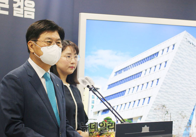 ▲ 이춘희 세종시장은 16일 온라인 정례브리핑에서세종시 해밀동·반곡동 주민센터 28일부터 차례로 문 연다고 밝히고 있다.ⓒ이길표 기자