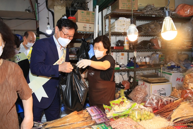 ▲ 김대권 대구 수성구청장은 지난 14일 추석 명절을 앞두고 대구지산목련시장을 방문해 코로나19로 어려움을 겪고 있는 상인들을 격려하고 전통시장 활성화를 위해 온누리 상품권으로 장을 보고 있다.ⓒ수성구