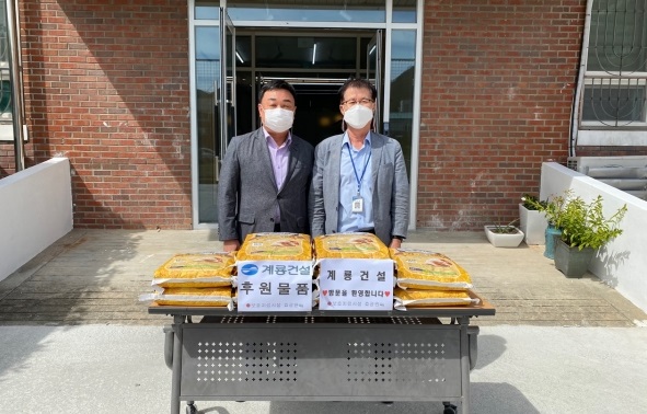 ▲ 사진은 계룡건설 진중길 상무(좌),요광원 김정엽 원장.ⓒ계룡건설