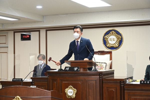 ▲ 대전 중구의회는 지난 15일 제236회 임시회 제2차 본회의에서 제2회 추가경정예산안 및 조례안 등 총 16건의 안건을 처리하고, 14일간의 회기 일정을 모두 마무리 했다. 김연수 의장이 임시회에서 개회를 선언하고 있다.ⓒ대전 중구의회