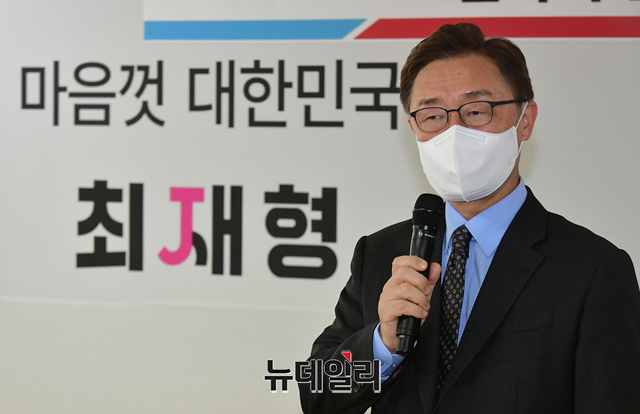 ▲ 최재형 국민의힘 대선 예비후보가 지난 3일 서울 여의도 선거캠프에서 열린 탈북자 단체 대표·북한인권 간담회에 참석해 인사말을 하고 있다.ⓒ이종현 기자