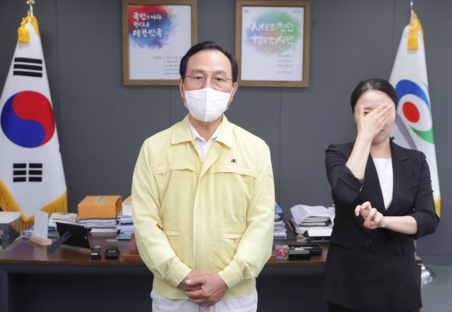 ▲ 박상돈 천안시장이 코로나19와 관련해 온라인 브리핑을 통해 시민들에게 방역수칙 준수 등을 강조하고 있다.ⓒ천안시