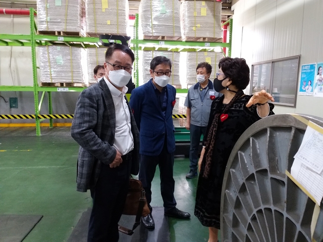 ▲ 하대성 경북도 경제부지사(중간)는 지역 제조업과 여성 기업계를 이끌고 있는 산동금속공업(대표 배선봉)와 영도벨벳(대표 류병선)를 방문했다.ⓒ경북도