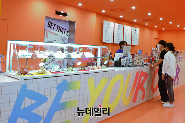 ▲ 15일 서울 영등포에 위치한 롯데백화점 영등포점  'GET THAT SHOT' 카페에서 고객이들이 사진을 찍고 있다. ⓒ롯데쇼핑