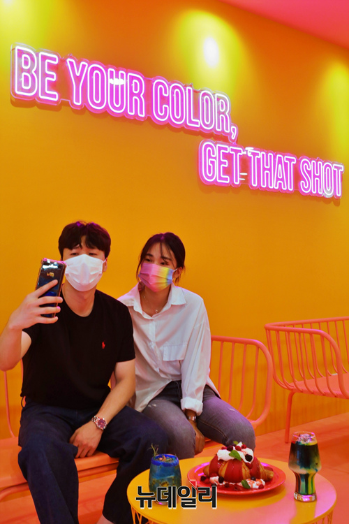 ▲ 15일 서울 영등포에 위치한 롯데백화점 영등포점  'GET THAT SHOT' 카페에서 고객이들이 사진을 찍고 있다. ⓒ롯데쇼핑