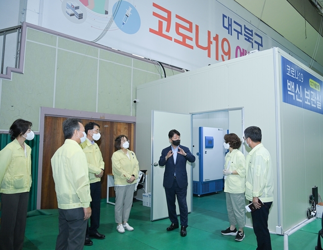 ▲ 권영진 대구시장이 북구 코로나19 예방접종센터를 찾아 코로나19 방역 대응 현장 근무자를 격려했다.ⓒ대구시