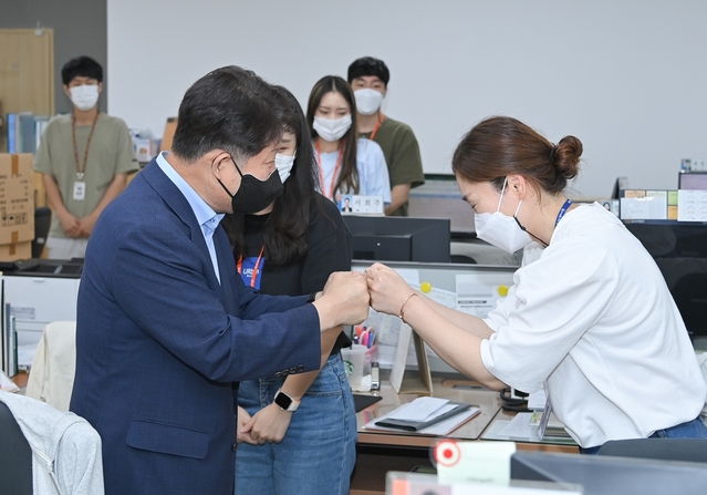 ▲ 권영진 시장은 16일 중구 보건소 선별진료소를 찾아 현장 관계자와 인사를 나누고 있다.ⓒ대구시