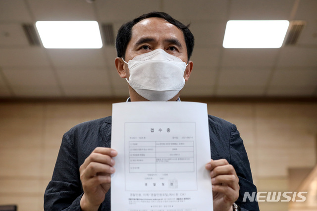 ▲ 최원일 전 천안함 함장이 지난 6월14일 오전 서울 서대문구 경찰청 국가수사본부에 천암함 관련해 욕설과 막말을 한 휘문고 교사 A씨에 대해 명예훼손과 모욕죄 혐의로 고소장을 접수하고 있다. ⓒ뉴시스