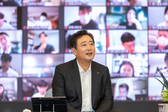 ▲ 김남구 한국투자금융그룹회장이 16일 'TALK ON 한투게더' 채용설명회를 열고 학생들의 질문에 답하고 있다. ⓒ한국투자증권