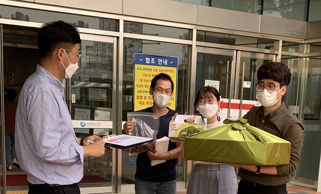 ▲ 직원들이 전통시장을 통해 주문한 물품을 전달 받고 있다.ⓒ세종교육청