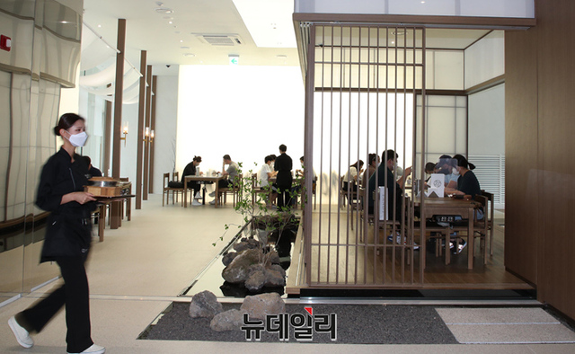 ▲ 17일, 경기 화성시 롯데백화점 동탄점 2층에 위치한 '한국인의 밥상'레스토랑에서 고객들이 이용하고 있다. ⓒ롯데쇼핑