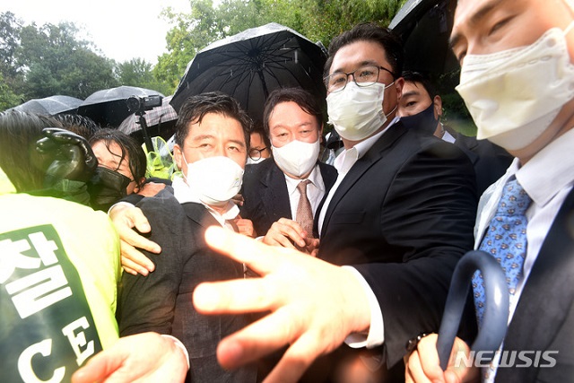 ▲ 윤석열 국민의힘 대선 경선 후보가 17일 오전 경북 구미시 상모동 박정희 전 대통령 생가를 찾아 분향을 마친 뒤 박근혜 전 대통령 구속에 항의하는 보수단체 회원들이 대거 몰리자, 경찰의 호위를 받으며 생가를 나오고 있다.ⓒ뉴시스