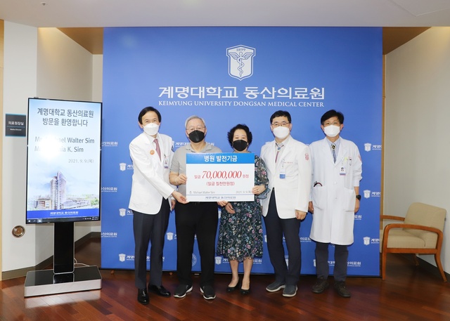 ▲ 동산병원 발전기금 전달식 후 기념사진을 찍었다.(왼쪽부터 이세엽 계명대 동산의료원장, 마이클 심씨, 아내 심 소피아씨, 황재석 동산병원장, 장병국 기획조정실장).ⓒ계명대 동산병원