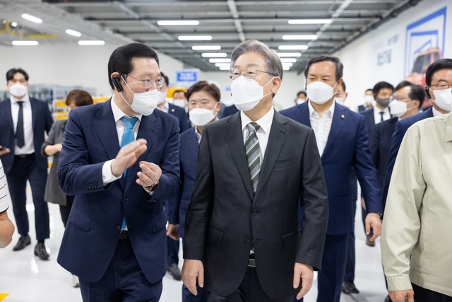 ▲ 17일 이재명 경기도지사가 광주글로벌모터스를 찾아 조립 공장에서 이용섭 광주시장과 대화를 나누고 있다. ⓒ이재명 캠프