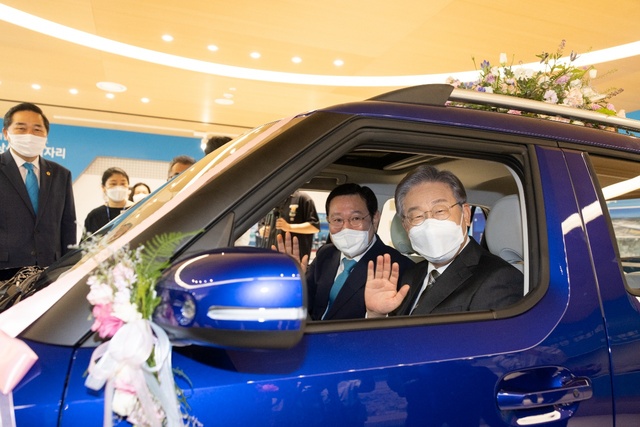 ▲ 국내 최초 노사 상생형 일자리를 통해 만든 자동차 '캐스퍼'를 시승하고 있는 이재명 경기도지사와 이용섭 광주시장. ⓒ이재명 캠프