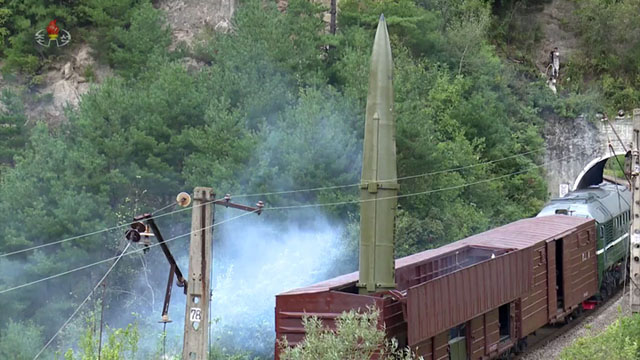 ▲ 북한 관영매체가 공개한 열차 탄도미사일 발사 영상의 한 장면. 컨테이너 화차의 지붕이 절반만 열려 있다. ⓒ뉴시스. 무단전재 및 재배포 금지.