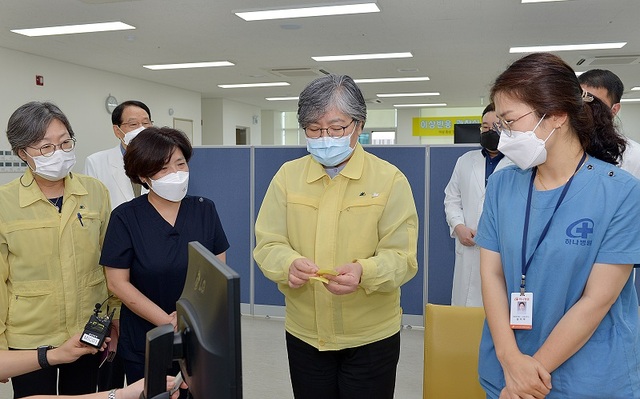 ▲ 정은경 질병관리청장이 17일 청주 하나병원을 방문해 의료진과 백신 접종과 백신 보관 상황 등을 점검하고 있다.ⓒ청주 하나병원