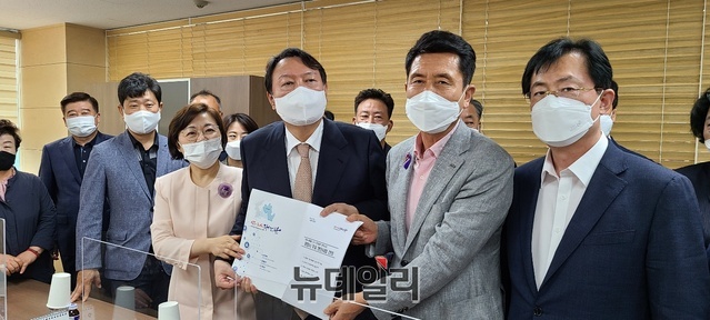 ▲ 이강덕 포항시장이 윤석열 후보를 만나 포항시 주요 지역현안을 설명한 후 건의서를 들어보이고 있다(오른쪽부터 이만희 의원, 이강덕 포항시장, 윤석열 후보, 김정제 의원, 박용선 경북도의원)ⓒ뉴데일리