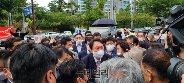▲ 윤석열 후보가 17일 오후 포항북구 당협에 들어서자 당원들이 반갑게 맞이하고 있다.ⓒ뉴데일리