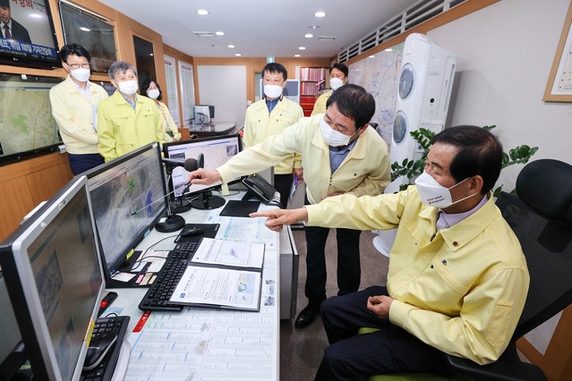 ▲ 대구시의회 장상수 의장(오른쪽)은 17일 오전 10시 태풍 ‘찬투’의 북상으로 비상 대응 체계를 가동하고 있는 대구시 재난상황실을 방문해 태풍 대비 상황을 보고 받고 근무자들을 격려했다.ⓒ대구시의회
