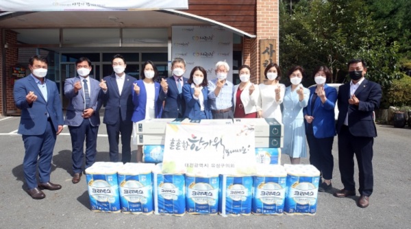 ▲ 유성구의회는 17일 추석 명절을 맞이해 유성구 송정동에 있는 사랑의 집을 방문해 선물을 전달했다.ⓒ유성구의회