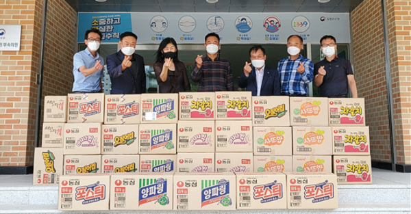 ▲ 대전소년원협의회 회원들이 대전 대신학교를 방문, 80만원 상당의 선물을 전달했다.ⓒ대신학교