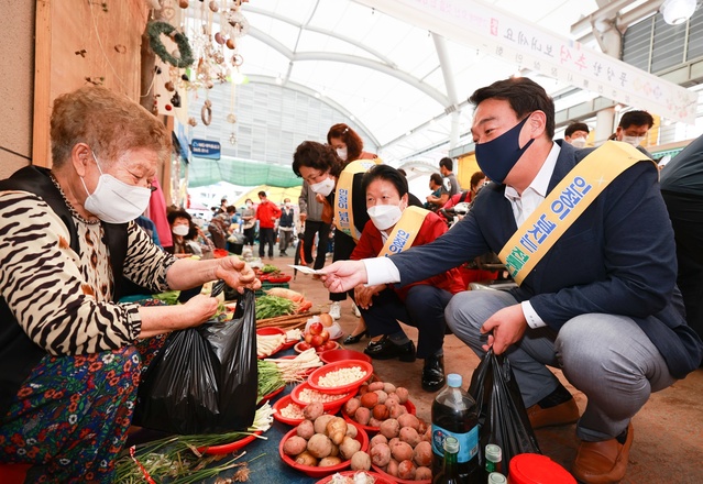 ▲ 성주군은 민족고유의 명절 추석을 앞두고 이번 달 1일부터 20일까지 ‘추석맞이 성주전통시장 장보기 행사’를 집중 추진하고 있는 것으로 알려졌다.ⓒ성주군