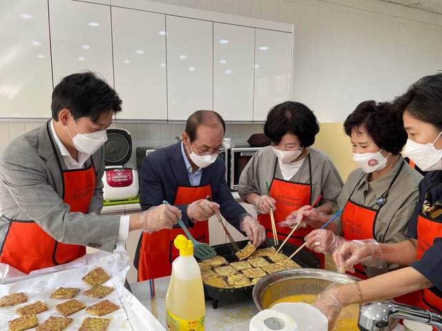 ▲ 청도군(군수 이승율)은 지난 16일 민족 최대 명절 한가위를 맞아 독거 어르신들에게 드릴 명절 음식을 마련하는 시간을 가졌다.ⓒ청도군