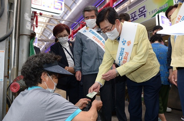 ▲ 양승조 충남도지사가 지난 18일 보령전통시장에서 추석 차례 용품을 구입하고 있다.ⓒ충남도