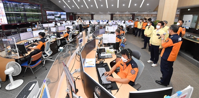 ▲ 이철우 경북도지사는 18일 추석 연휴기간 특별 경계근무에 돌입한 경북 소방본부를 찾아 소방대원들을 격려했다.ⓒ경북도