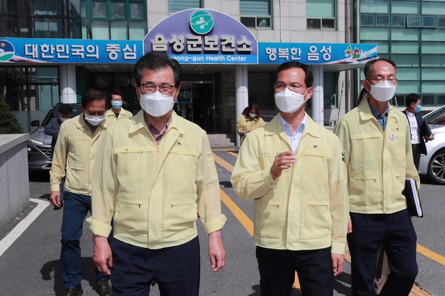 ▲ 이시종 충북도지사가 19일 조병옥 음성군수와 함께 음성보건소를 방문해 의료진과 공무원들을 격려했다.ⓒ충북도