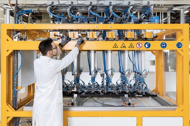 ▲ 한화큐셀 독일 기술혁신센터에서 직원이 태양광 모듈 관련 장비를 점검하고 있다. ⓒ한화큐셀