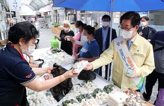 ▲ 양승조 충남도지사가 20일 당진 전통시장에서 추석 상 차림에 올린 송편을 구입하고 있다.ⓒ충남도