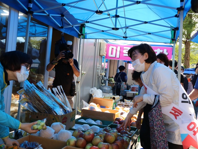 ▲ 국민의힘 경북도당(위원장 김정재 국회의원)은 19일 추석을 앞두고 큰 화재가 난 영덕시장 피해상인들을 돕기위해 영덕 임시개설시장을 찾아 도당당직자 및 당원들과 함께 장보기 행사를 가졌다.ⓒ국민의힘