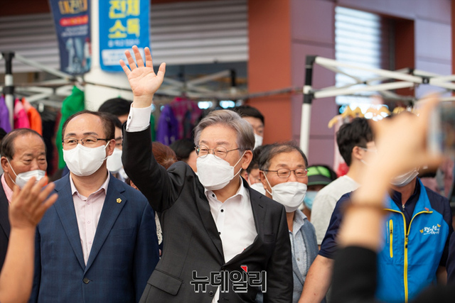 ▲ 더불어민주당 대선 경선후보인 이재명 경기지사가 17일 오후 전남 함평군 천지전통시장을 찾아 시민들에게 손인사를 하고 있다. (사진=이재명 캠프)