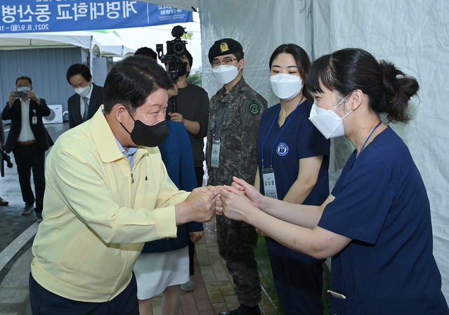 ▲ 권영진 대구시장이 경북권 제3호 생활치료센터인 중앙교육연수원을 찾아 관계자들과 인사를 나누고 있다.ⓒ대구시