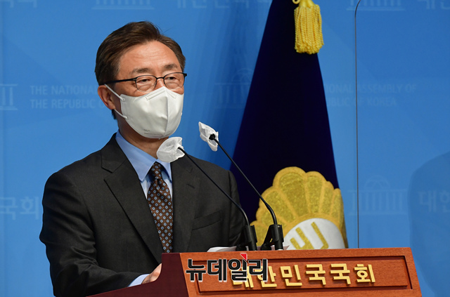 ▲ 최재형 국민의힘 대선 예비후보가 지난 3일 국회 소통관에서 검찰의 청부고발 의혹에 대한 입장문을 발표하고 있다.ⓒ이종현 기자