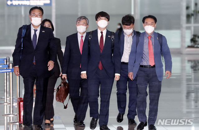 ▲ 이준석 대표를 비롯한 국민의힘 방미단이 내년 대선 재외선거 참여 독려 및 미국 정치인들과의 면담을 위해 22일 오전 인천국제공항 제2터미널을 통해 미국으로 출국하고 있다.ⓒ뉴시스