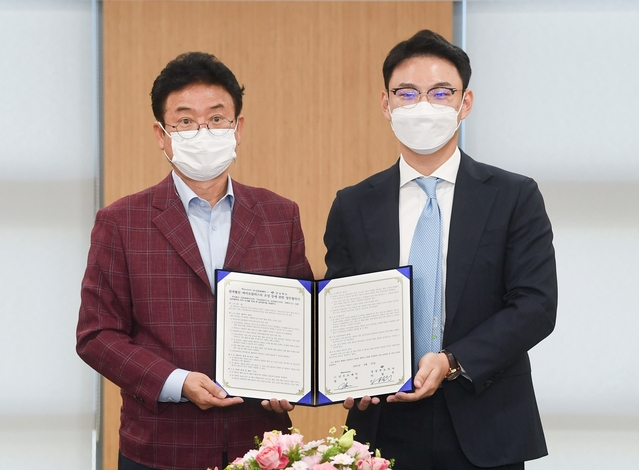 ▲ 이철우 경북도지사(왼쪽)가 23일 도청에서 인트로메딕 대표와 ‘원격협진·바이오 클러스터 조성’ 업무 협약을 체결했다.ⓒ경북도