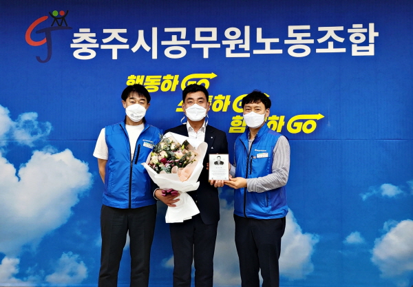 ▲ 사진 왼쪽부터 충주시공무원노동조합 박정식 위원장, 충주시의회 정용학 시의원, 전국시군구공무원노동조합연맹 공주석 위원장.ⓒ충주시