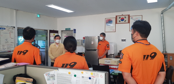 ▲ 조길형 충주시장이 추석연휴기간에도 충주소방서를 방문해 화재 등 각종재난 현장에서 최선을 다하는 근무자들을 격려했다.ⓒ충주시