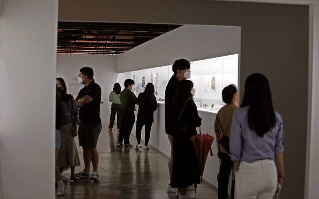 ▲ 22일 청주공예비엔날레 전시장인 청주 문화제조창에서 관람객들이 작품을 감상하고 있다.ⓒ청주공예비엔날레 조직위