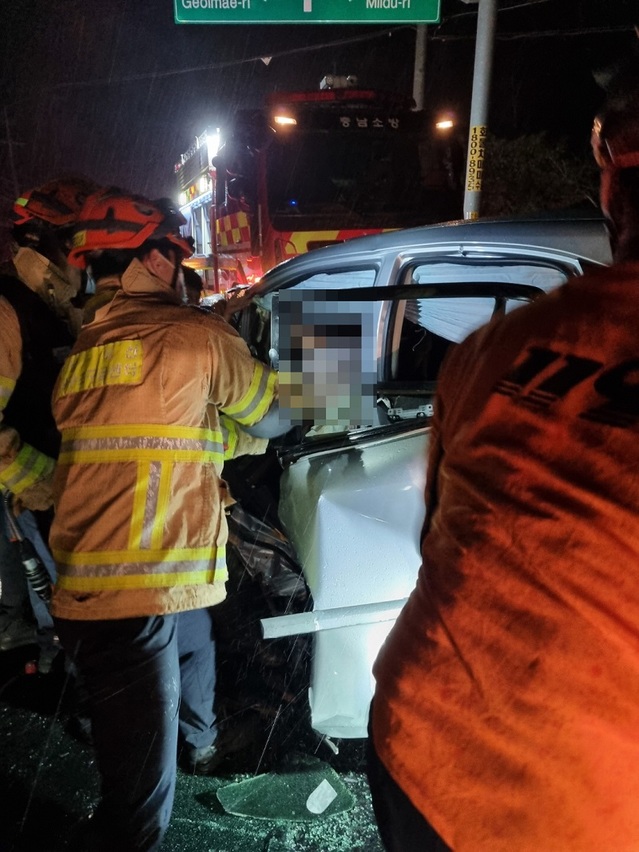 ▲ 충남 소방본부는 올해 추석 연휴 기간에 출동 건수가 작년에 비해 56% 급증했다. 사진은 22일 0시 11분쯤 아산시 인주면 도로에서 소방대원들이 교통사고 차량 운전자를 구조하고 있다.ⓒ충남소방본부