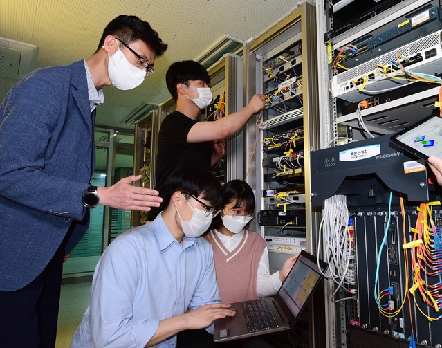 ▲ 영진전문대 학생들이  네트워크 보안 실습을 받고 있다.ⓒ영진전문대